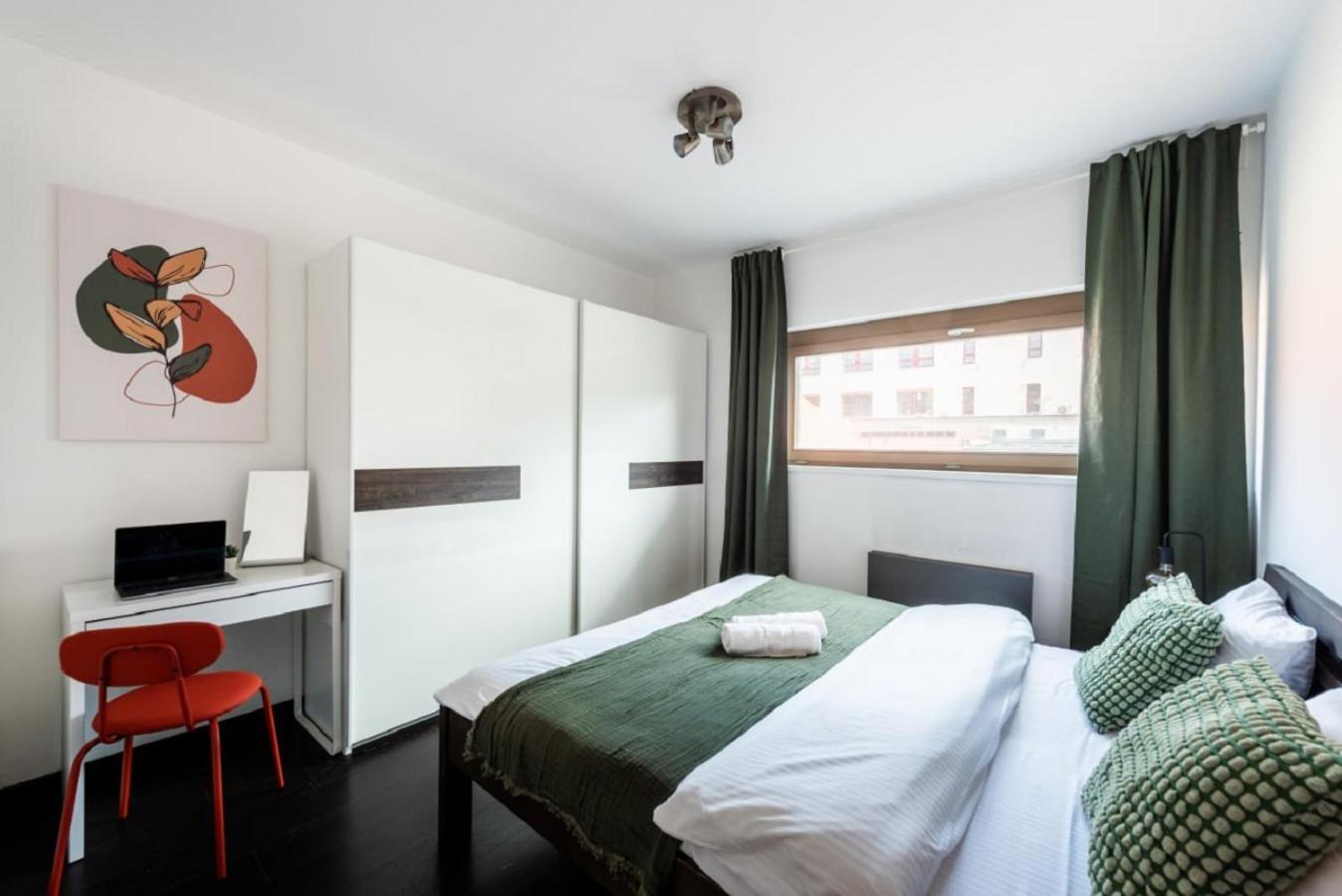 Spacious Apartments Near Karlin Square Prague Exterior photo