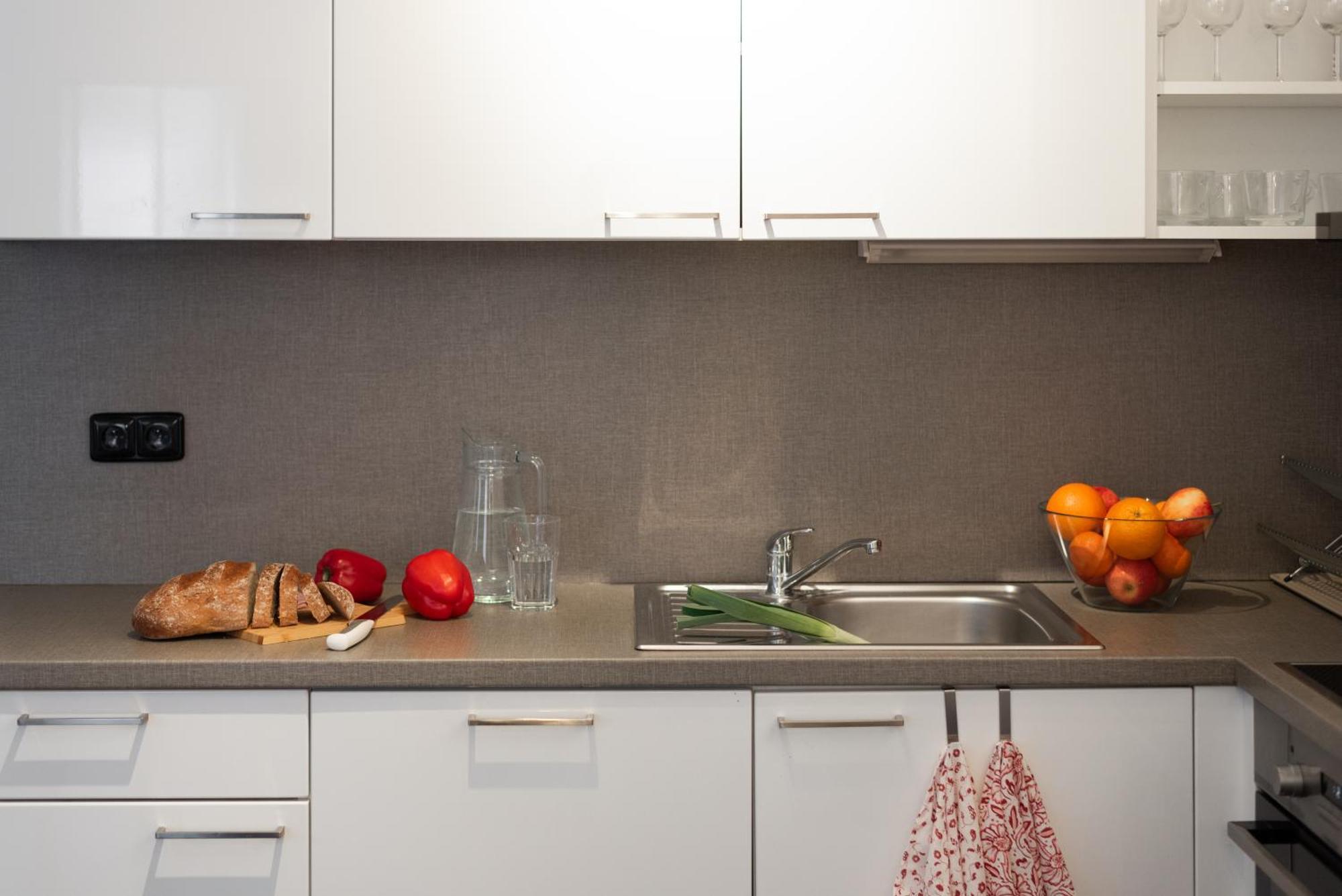 Spacious Apartments Near Karlin Square Prague Exterior photo