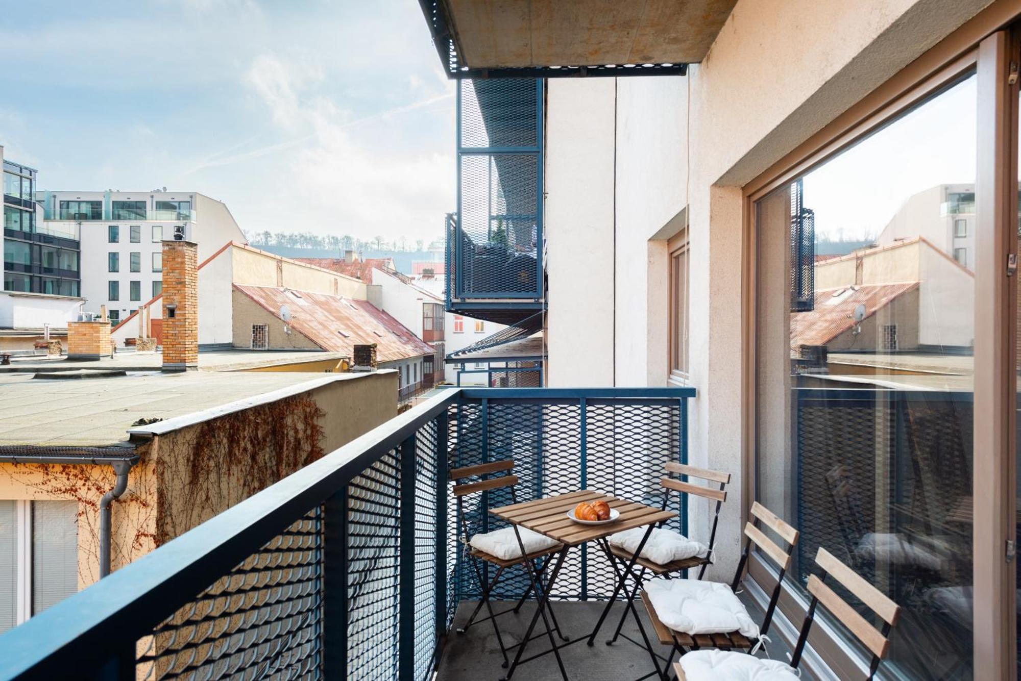 Spacious Apartments Near Karlin Square Prague Exterior photo