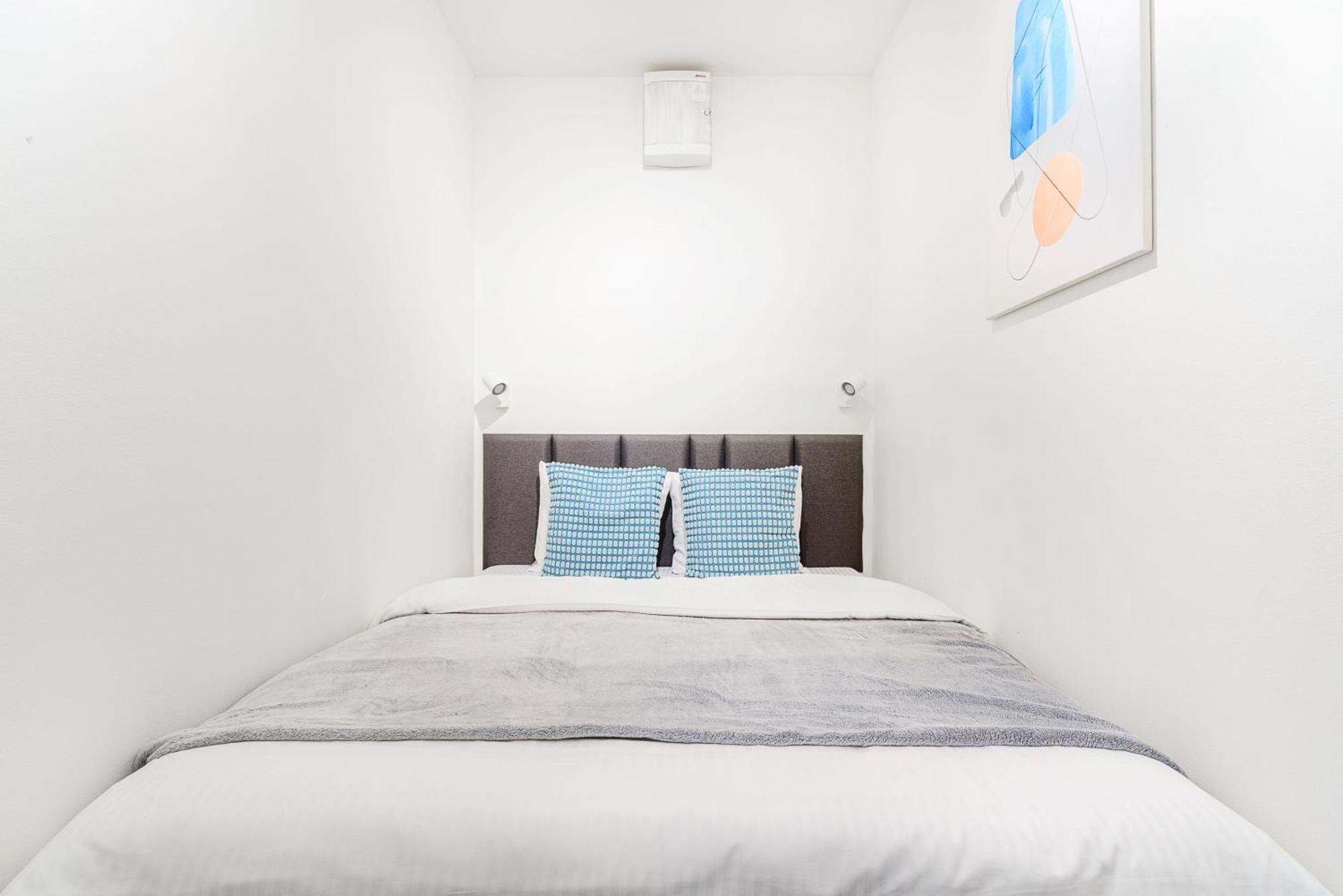 Spacious Apartments Near Karlin Square Prague Exterior photo
