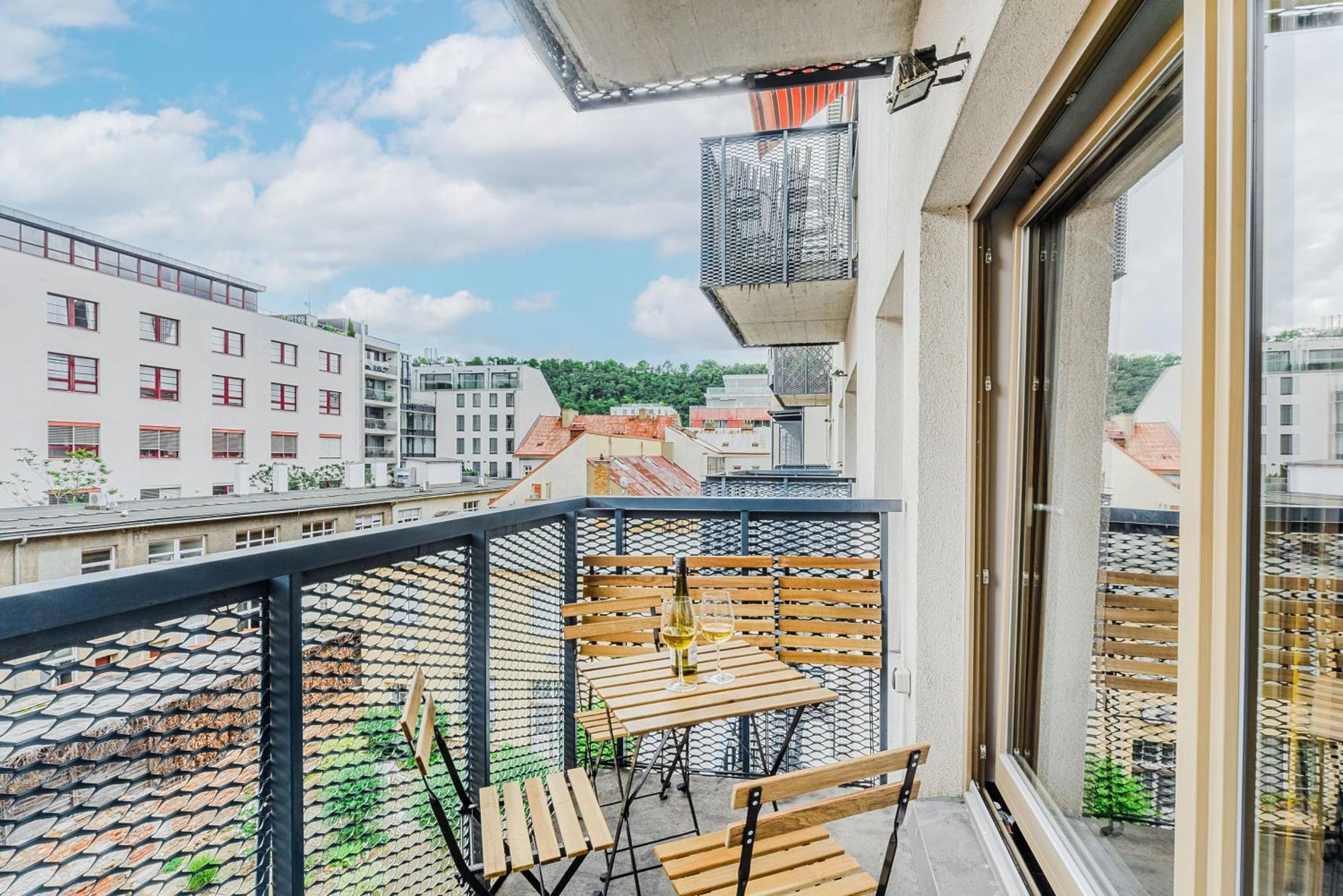Spacious Apartments Near Karlin Square Prague Exterior photo