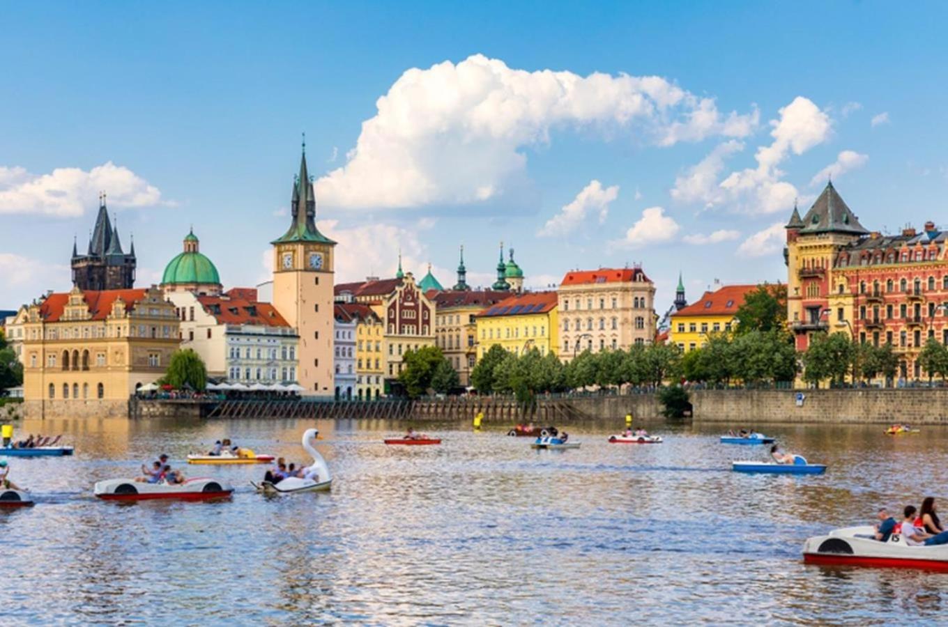 Spacious Apartments Near Karlin Square Prague Exterior photo