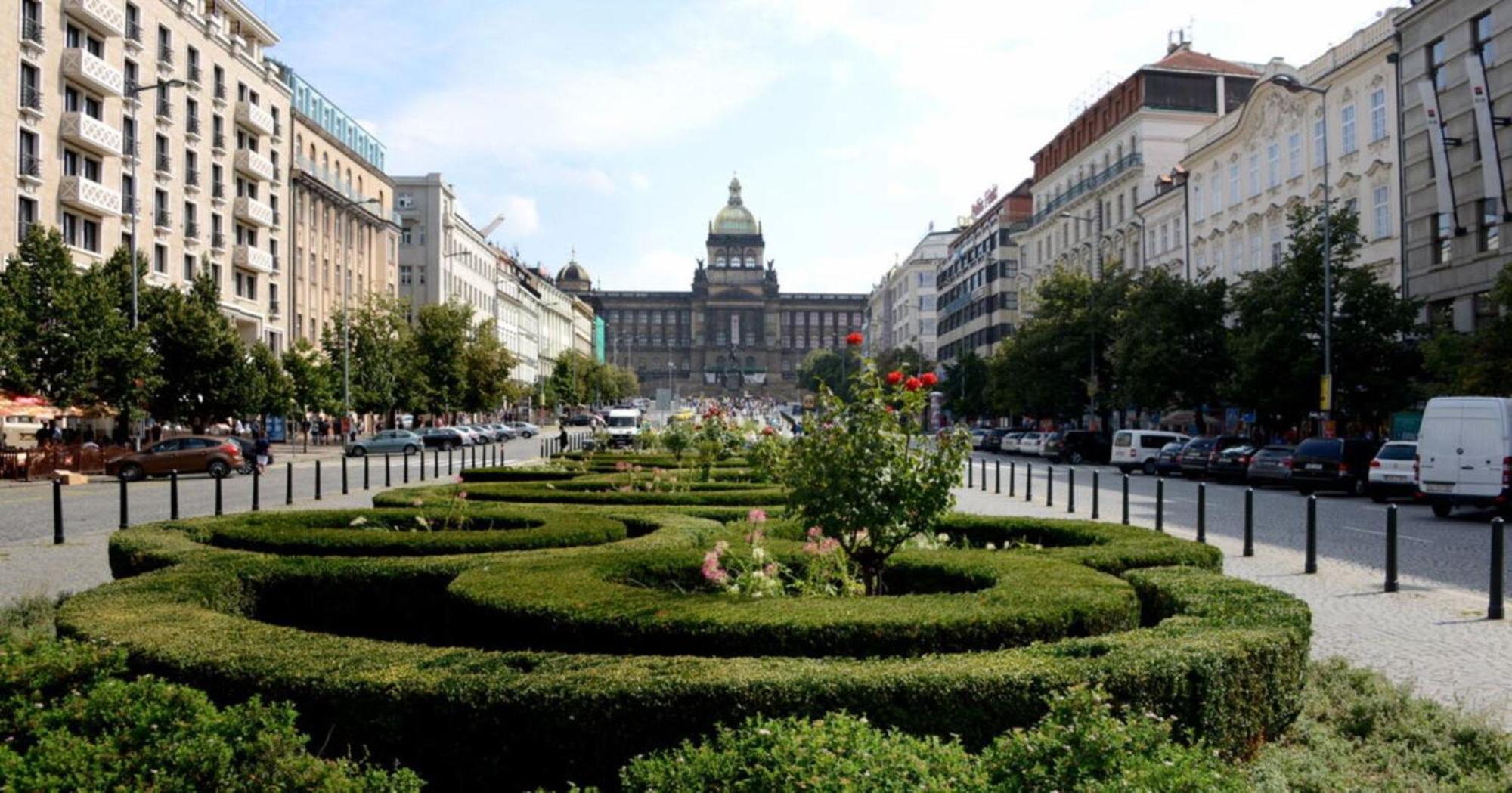 Spacious Apartments Near Karlin Square Prague Exterior photo