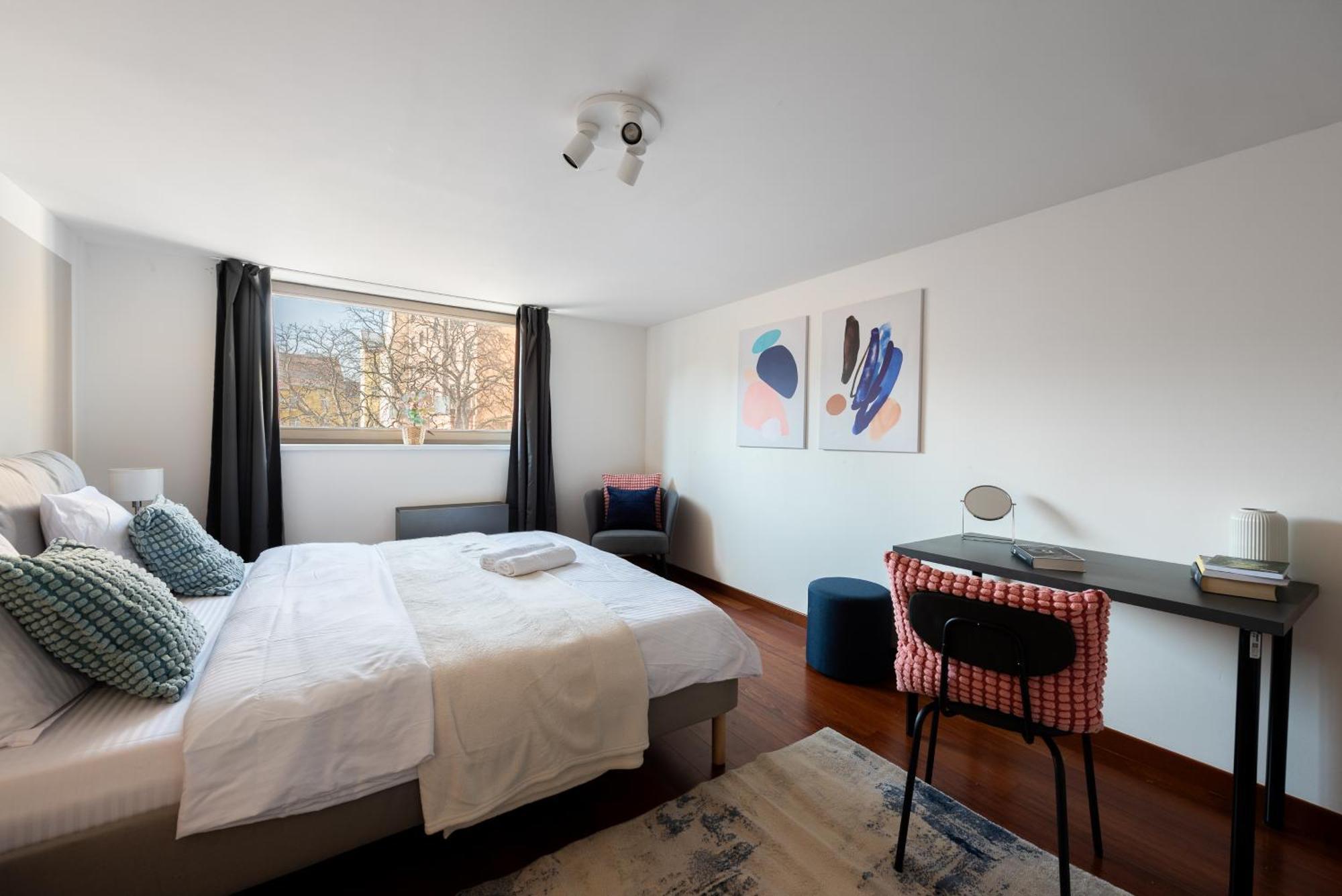 Spacious Apartments Near Karlin Square Prague Exterior photo