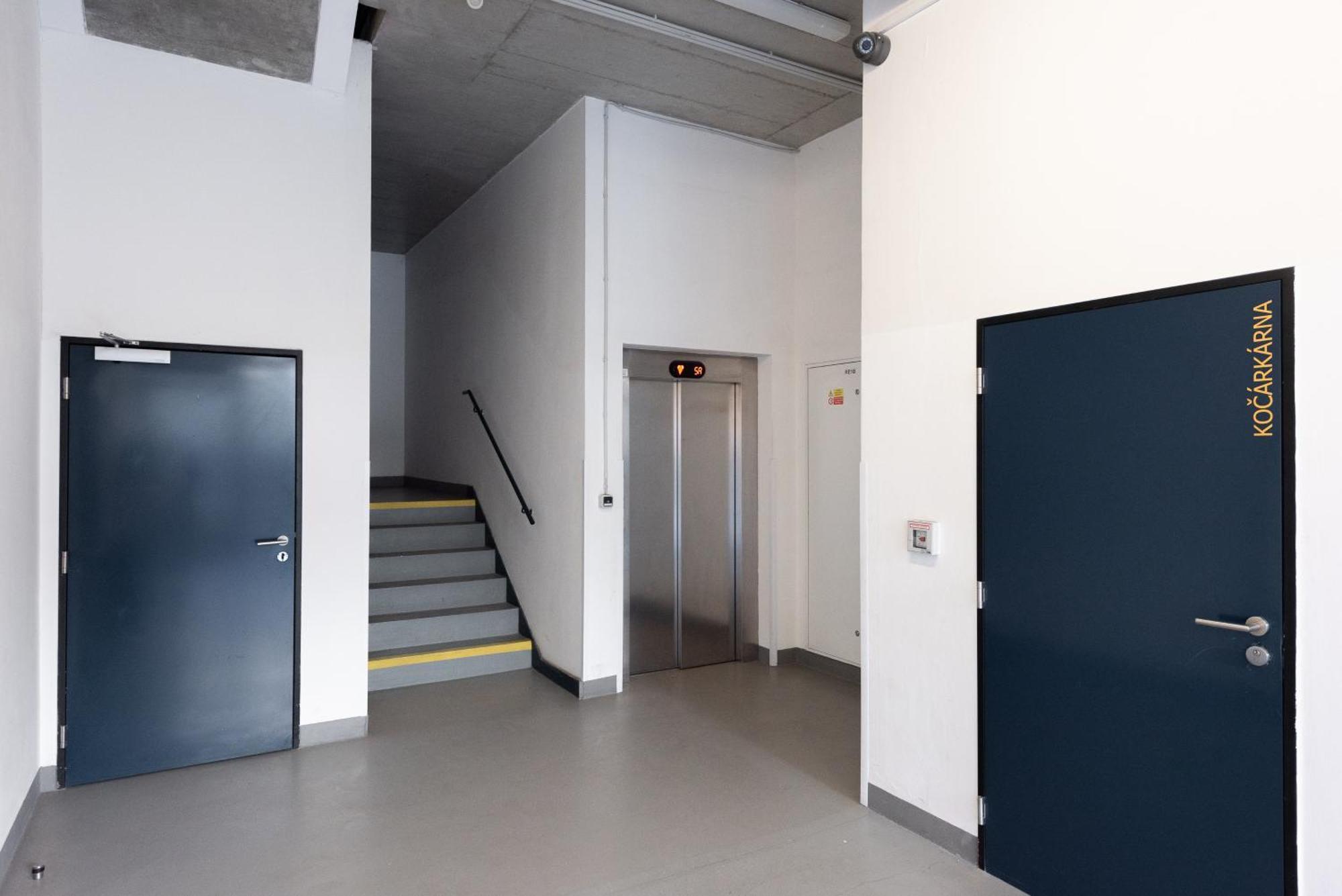 Spacious Apartments Near Karlin Square Prague Exterior photo
