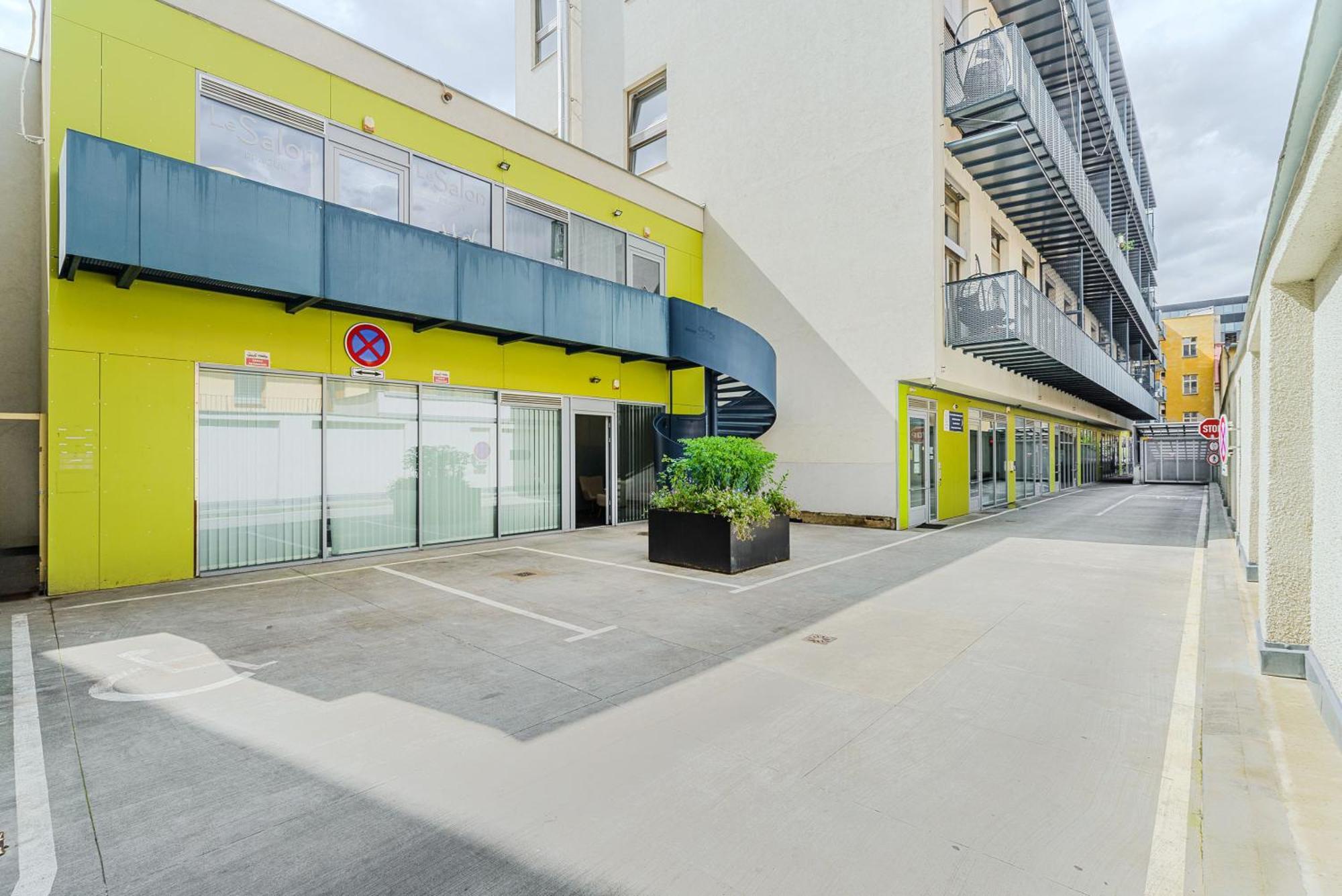 Spacious Apartments Near Karlin Square Prague Exterior photo