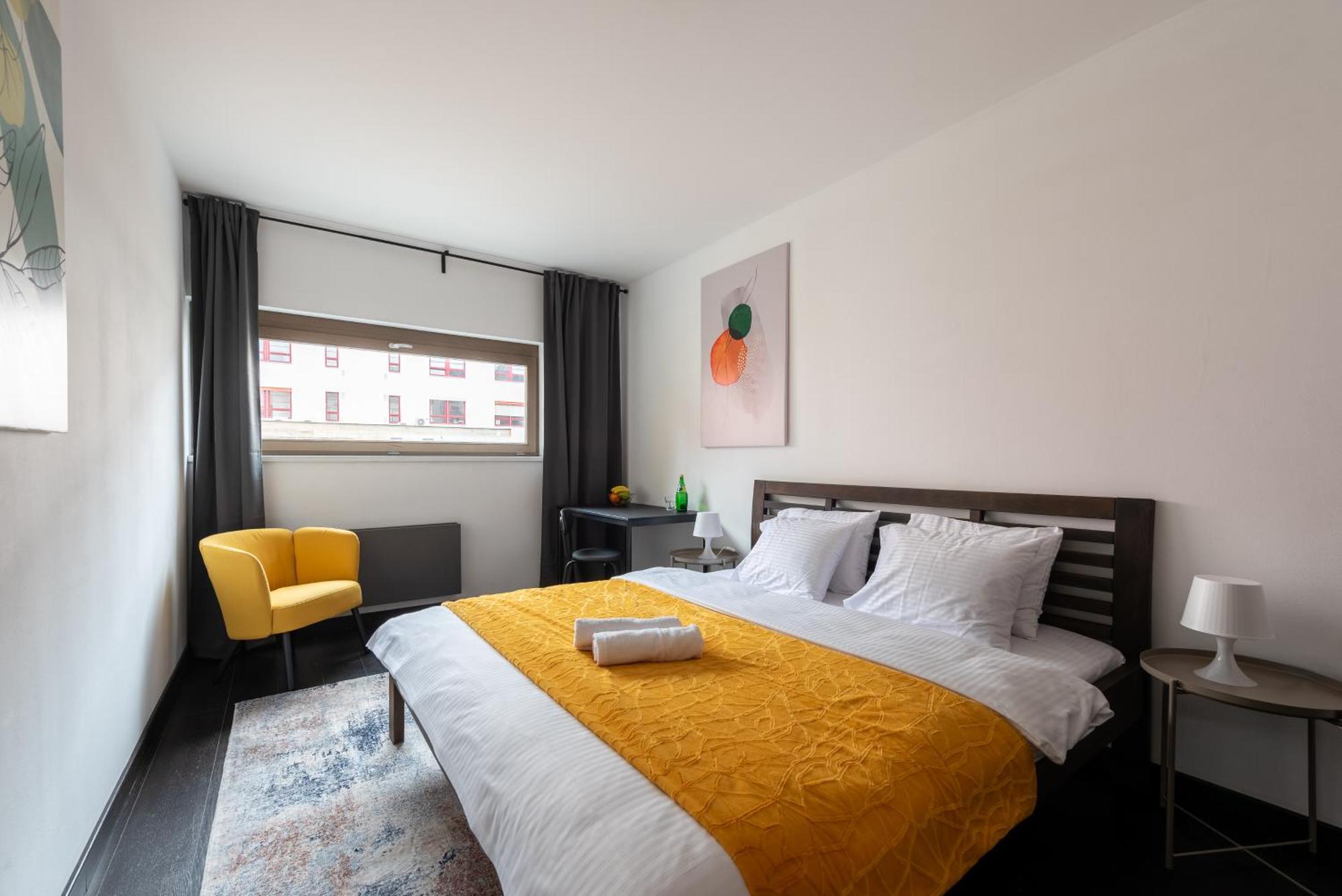 Spacious Apartments Near Karlin Square Prague Exterior photo