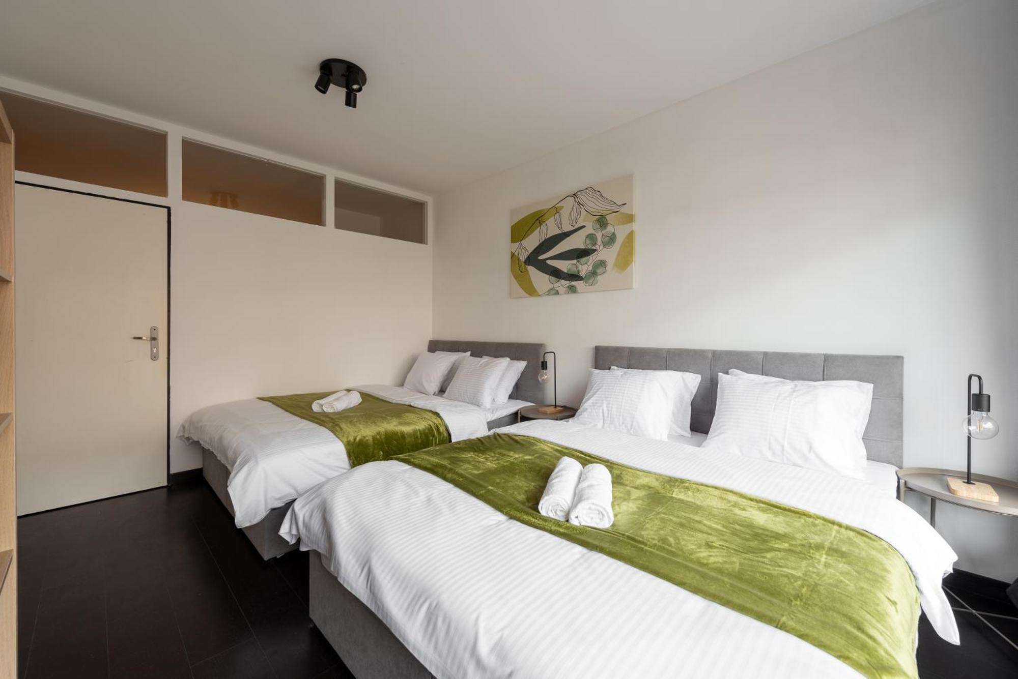 Spacious Apartments Near Karlin Square Prague Exterior photo