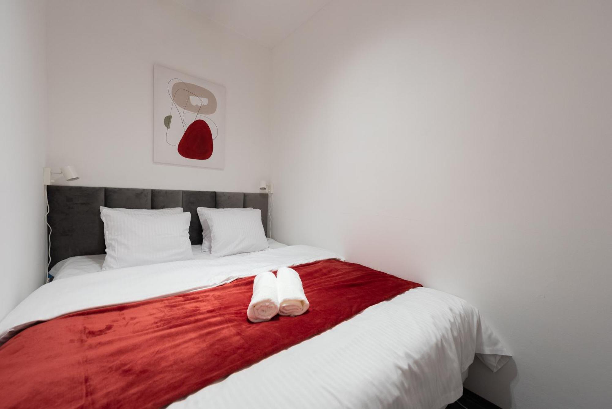 Spacious Apartments Near Karlin Square Prague Exterior photo