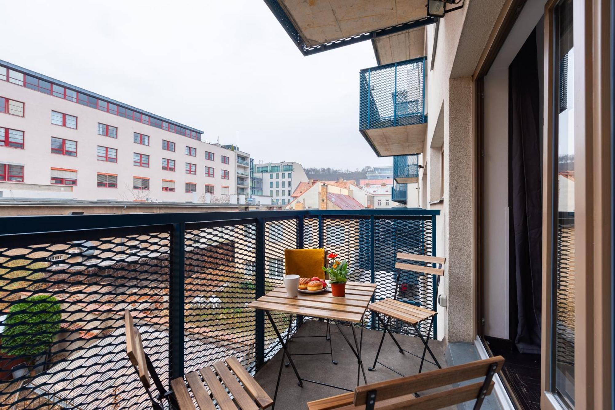 Spacious Apartments Near Karlin Square Prague Exterior photo